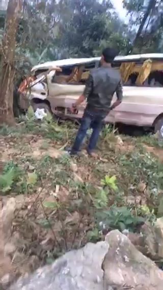 Lào Cai: Xe khách 36 chỗ lao xuống vực, nhiều người thương vong - Ảnh 1.