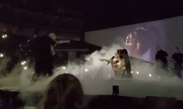 Bạn sẽ yêu Ariana Grande sau khi xem video cách cô nàng phản ứng với fan cuồng - Ảnh 4.