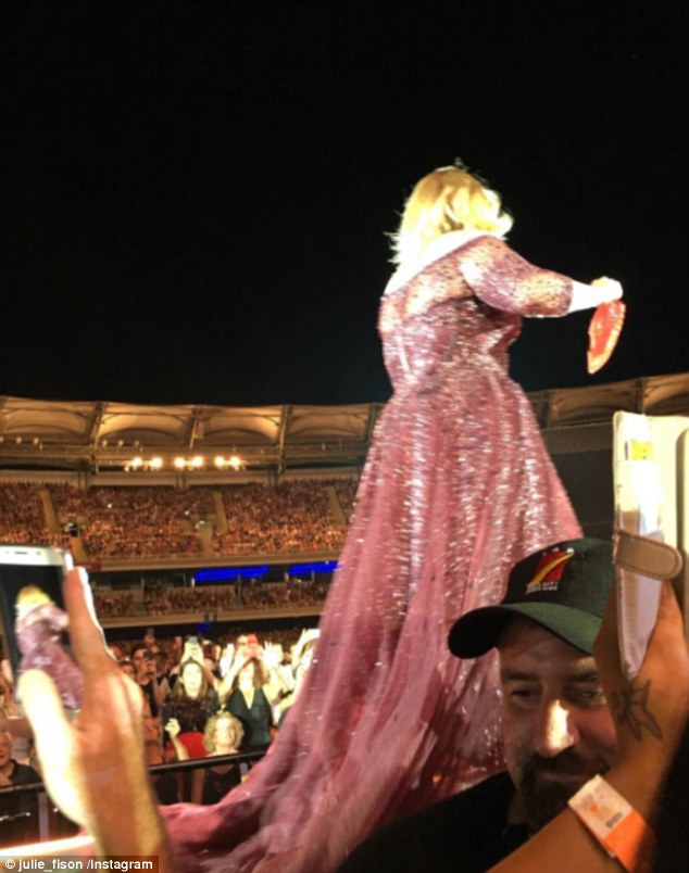 Chiếc váy dài quét đất báo hại Adele suýt ngã khi đang biểu diễn - Ảnh 3.