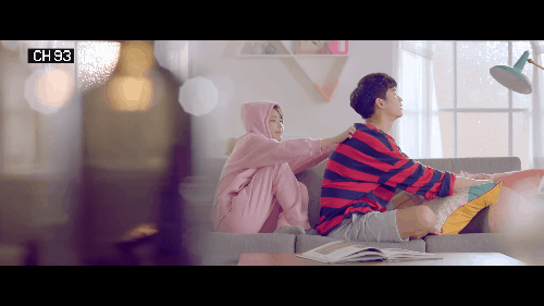 Đ&ocirc;i bạn th&acirc;n IU v&agrave; Kim Soo Hyun h&ocirc;n nhau đắm đuối trong MV mới - Ảnh 3.