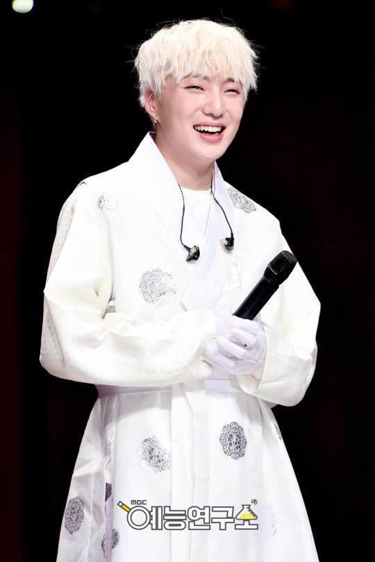 Hát solo còn chưa đã, thành viên boygroup nhà YG đã bị lột mặt nạ - Ảnh 5.