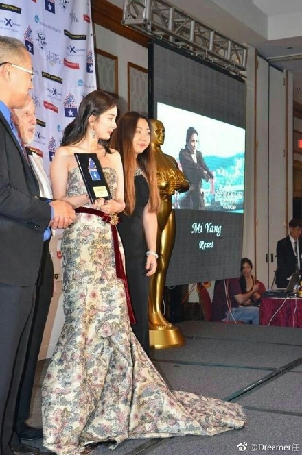 Giải thưởng Ảnh hậu Quốc tế của Dương Mịch bị netizen chứng minh độ ao l&agrave;ng, tạm bợ đến mức thảm thương - Ảnh 7.