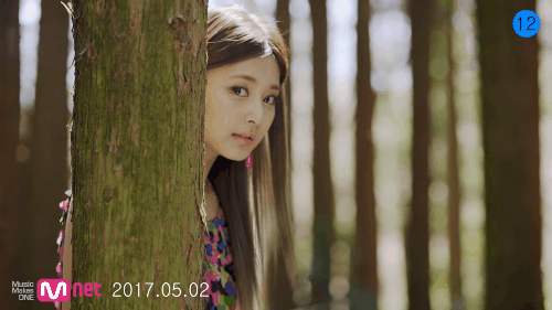 TWICE h&oacute;a thiếu nữ thập ni&ecirc;n 70, thoắt ẩn thoắt hiện trong clip nh&aacute; h&agrave;ng - Ảnh 3.