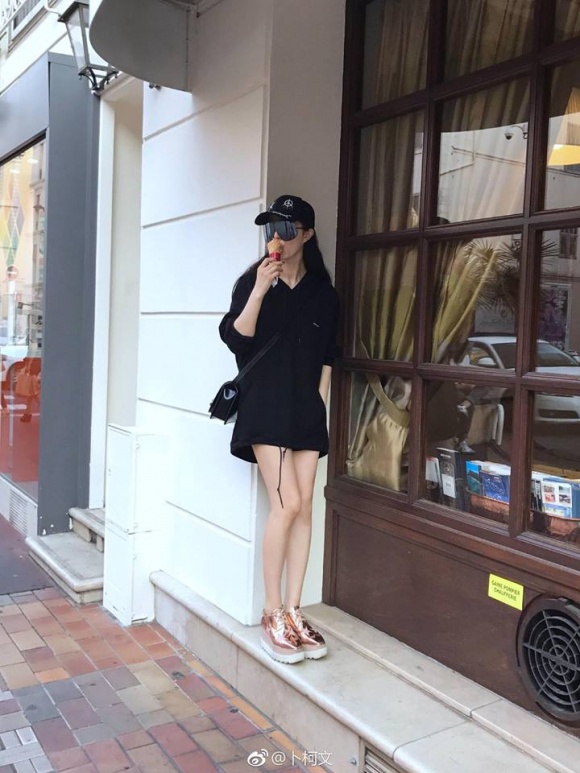 K&iacute;n cổng cao tường hết mức tại thảm đỏ Cannes nhưng Phạm Băng Băng vẫn khoe ch&acirc;n triệt để tr&ecirc;n phố - Ảnh 2.