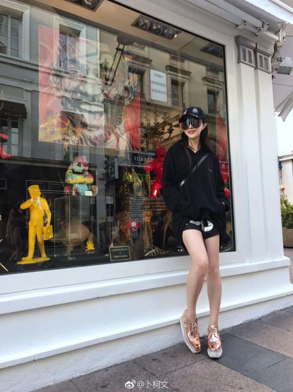 K&iacute;n cổng cao tường hết mức tại thảm đỏ Cannes nhưng Phạm Băng Băng vẫn khoe ch&acirc;n triệt để tr&ecirc;n phố - Ảnh 3.