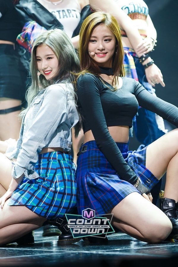 Nằm hát chơi cho vui, 2 nữ thần của TWICE bỗng dưng được netizen khen hát hay - Ảnh 4.