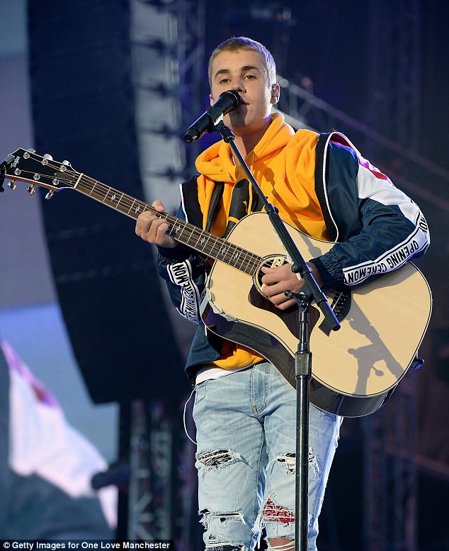 Justin Bieber đỏ hoe mắt trên sân khấu concert tưởng nhớ nạn nhân vụ đánh bom - Ảnh 6.