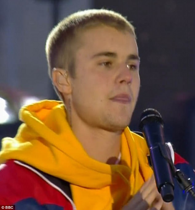 Justin Bieber đỏ hoe mắt trên sân khấu concert tưởng nhớ nạn nhân vụ đánh bom - Ảnh 4.