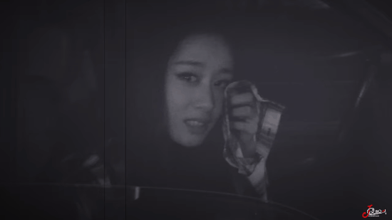Thương lắm T-ara: Jiyeon khóc trong xe khi nghe tiếng fan hò reo bên ngoài - Ảnh 2.
