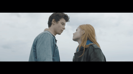 Xem xong MV, fan ghen lồng lộn v&igrave; nghi Shawn Mendes phim giả t&igrave;nh thật với nữ ch&iacute;nh xinh đẹp - Ảnh 1.
