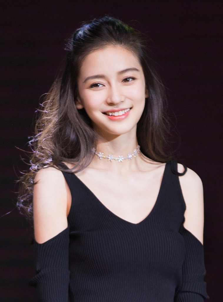 Angela Baby càng ngày càng đẹp, khoe dáng ngọc nuột nà 