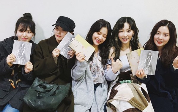 Red Velvet cover hit 10 năm của SNSD cực đ&aacute;ng y&ecirc;u trong ph&ograve;ng chờ - Ảnh 3.