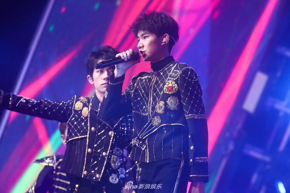 Trai đẹp tuổi teen TFBoys bùng nổ trong concert kỷ niệm 4 năm - Ảnh 17. Trai đẹp tuổi teen TFBoys bùng nổ trong concert kỷ niệm 4 năm - Ảnh 17.