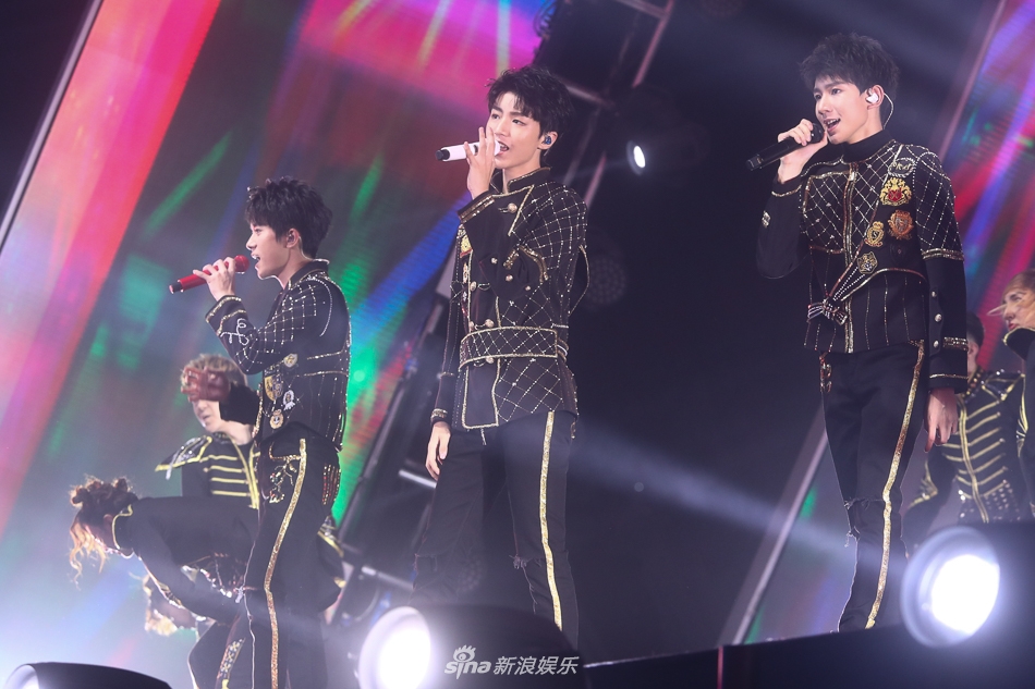 Trai đẹp tuổi teen TFBoys bùng nổ trong concert kỷ niệm 4 năm - Ảnh 4. Trai đẹp tuổi teen TFBoys bùng nổ trong concert kỷ niệm 4 năm - Ảnh 4.