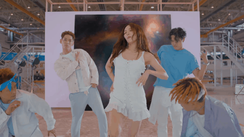HyunA tung MV kh&oacute; hiểu, ch&iacute;nh thức trở lại - Ảnh 1.