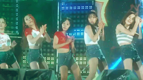 Mặc mưa lớn, Cosmic Girls vẫn h&aacute;t v&agrave; nhảy cực sung - Ảnh 1.