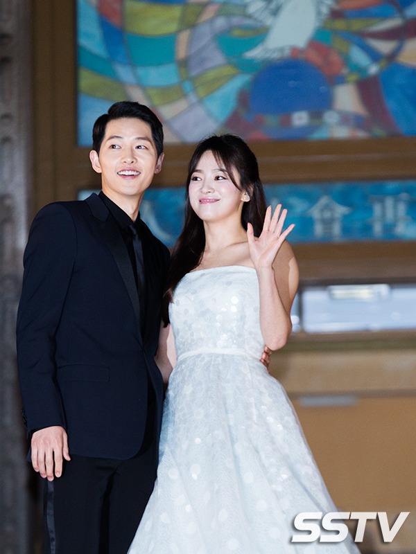 Công ty quản lý lo ngại hôn lễ Song Joong Ki - Song Hye Kyo sẽ trở nên hỗn loạn, cân nhắc việc tung ảnh cưới - Ảnh 1.