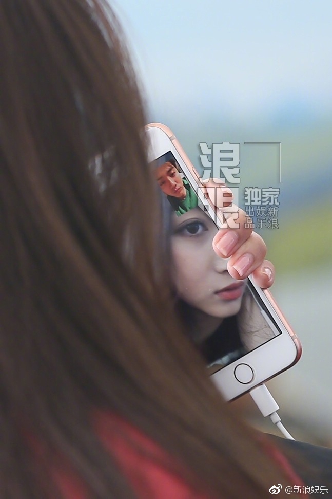 Không nỡ xa nhau dù chỉ nửa giây, Quan Hiểu Đồng tranh thủ gọi video cho Luhan mọi lúc mọi nơi - Ảnh 8.
