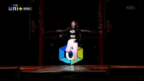 Nhảy qu&aacute; gắt, th&iacute; sinh 13 tuổi khiến 6 HLV show t&aacute;i sinh idol đồng loạt đứng dậy vỗ tay - Ảnh 1.