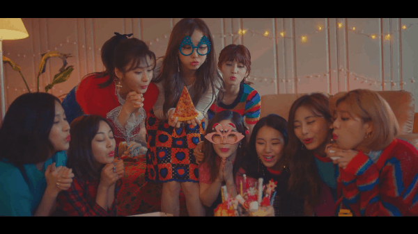 TWICE nh&iacute; nhố, đ&aacute;ng y&ecirc;u hết cỡ trong MV Gi&aacute;ng sinh tặng fan - Ảnh 1.
