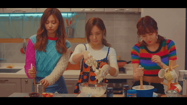 TWICE nh&iacute; nhố, đ&aacute;ng y&ecirc;u hết cỡ trong MV Gi&aacute;ng sinh tặng fan - Ảnh 3.