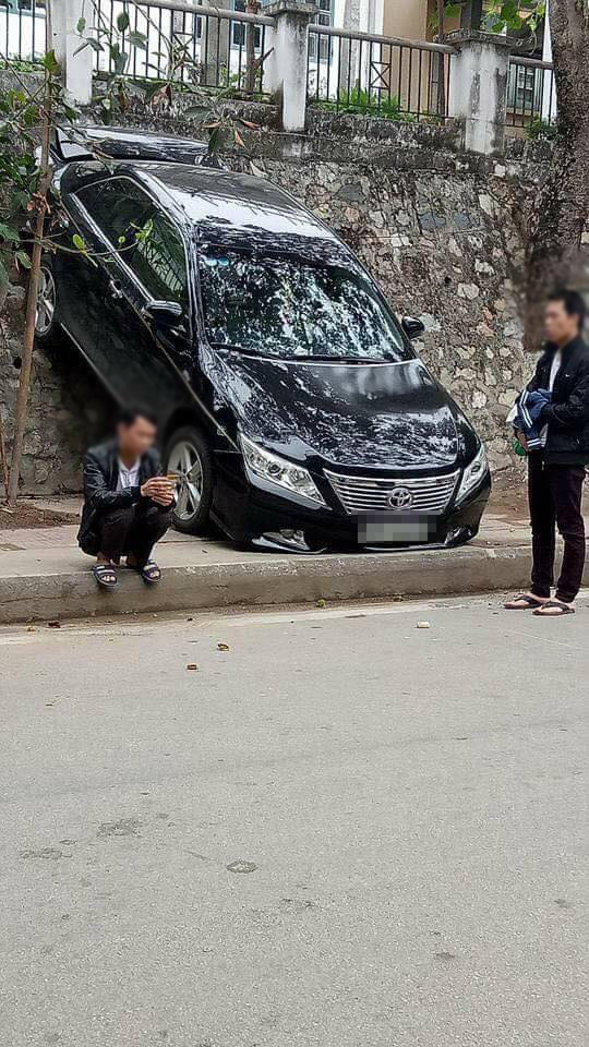 Nhìn chiếc xe đỗ như thế này ai cùng thắc mắc: Làm thế nào bác tài lùi xe được như vậy? - Ảnh 2.