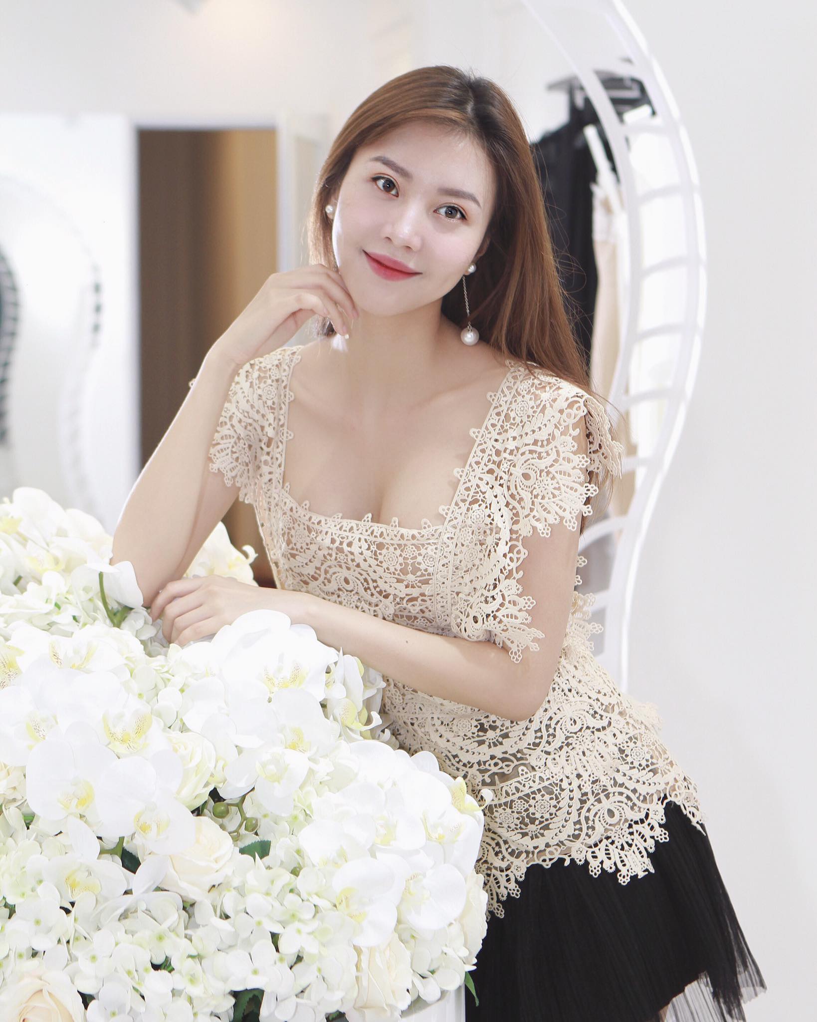 Gái xinh vú to không che