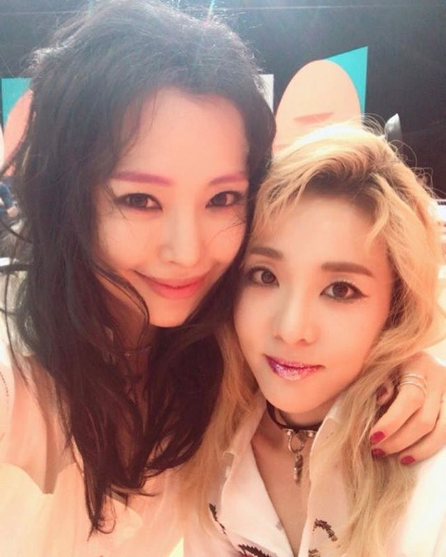 Hơn k&eacute;m 1 tuổi, Dara v&agrave; Hoa hậu H&agrave;n đẹp nhất thế giới lại tr&ocirc;ng chẳng kh&aacute;c g&igrave; c&ocirc; ch&aacute;u - Ảnh 1.