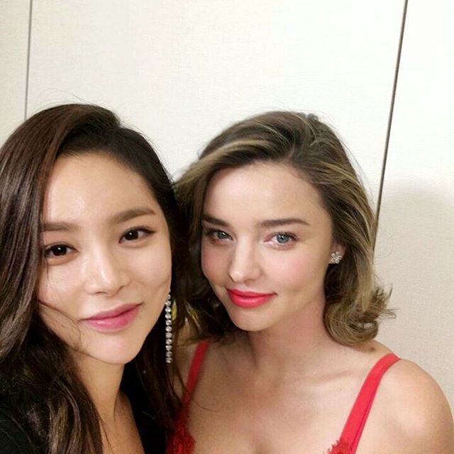 Tranh cãi việc Hoa hậu dao kéo Hàn đẹp hơn Miranda Kerr trong cùng một khung hình - Ảnh 1.