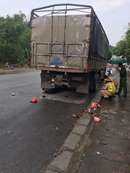 Hà Giang: Đâm vào đuôi xe tải, xe đạp điện nằm gọn dưới gầm - Ảnh 1.