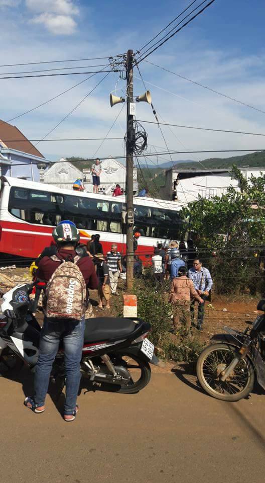 Lâm Đồng: Hai xe khách va chạm rồi lao thẳng vào nhà dân khiến nhiều người thương vong - Ảnh 5.