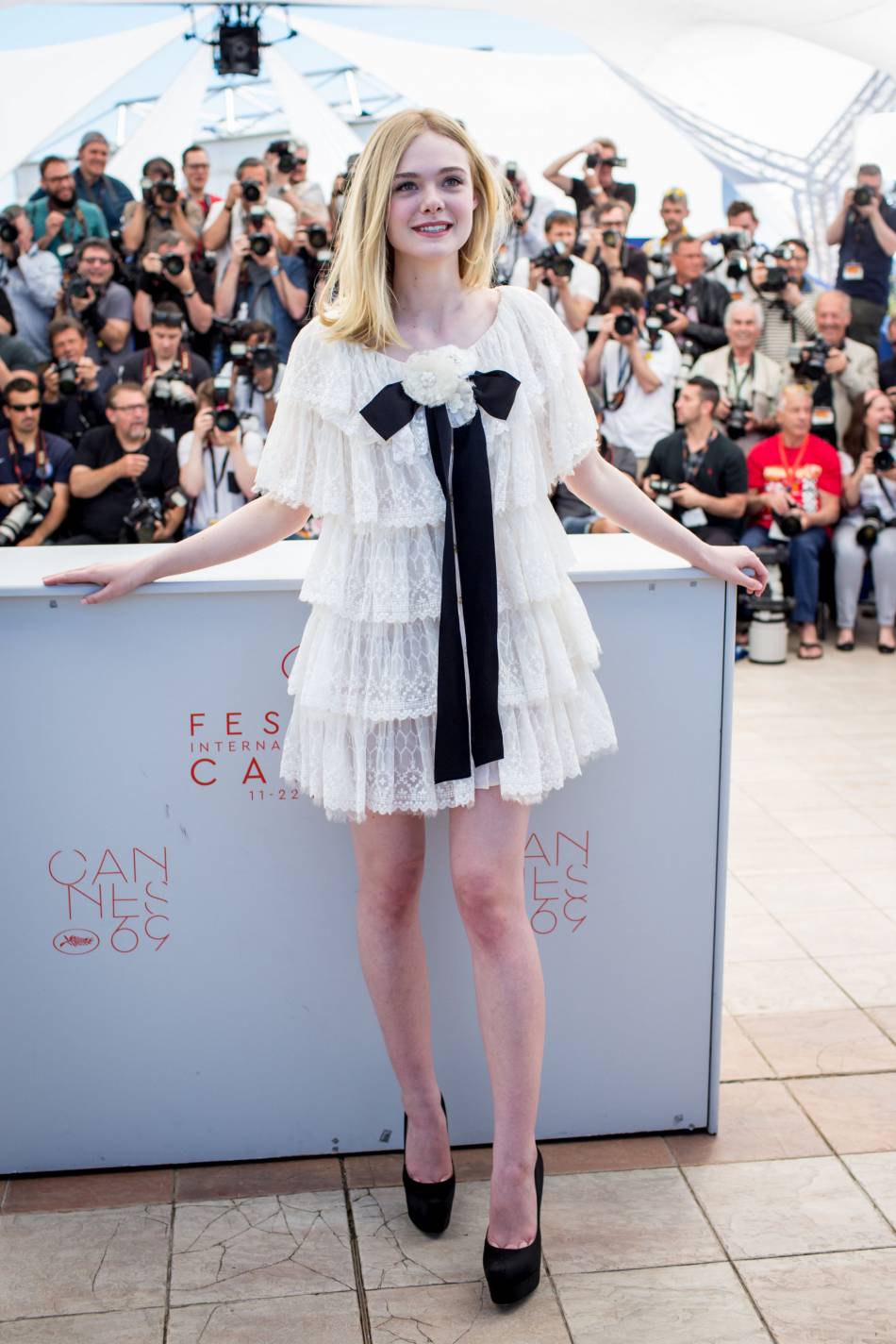 Tiên nữ giáng trần là câu miêu tả chính xác Elle Fanning tại LHP Cannes các năm! - Ảnh 12.