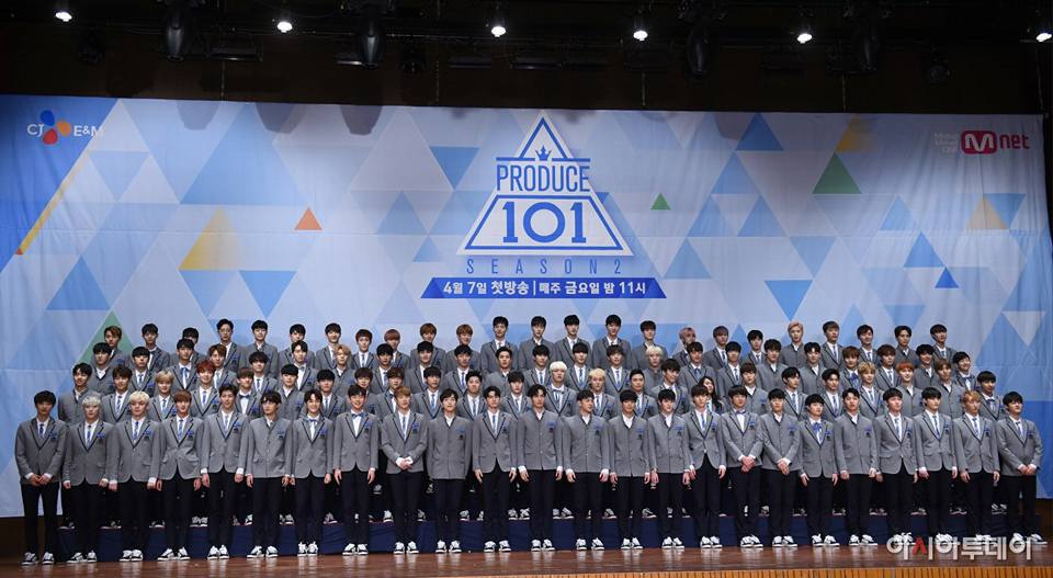 Trai đẹp Produce 101 xuất hiện "đông hoa cả mắt" trong họp báo giới thiệu