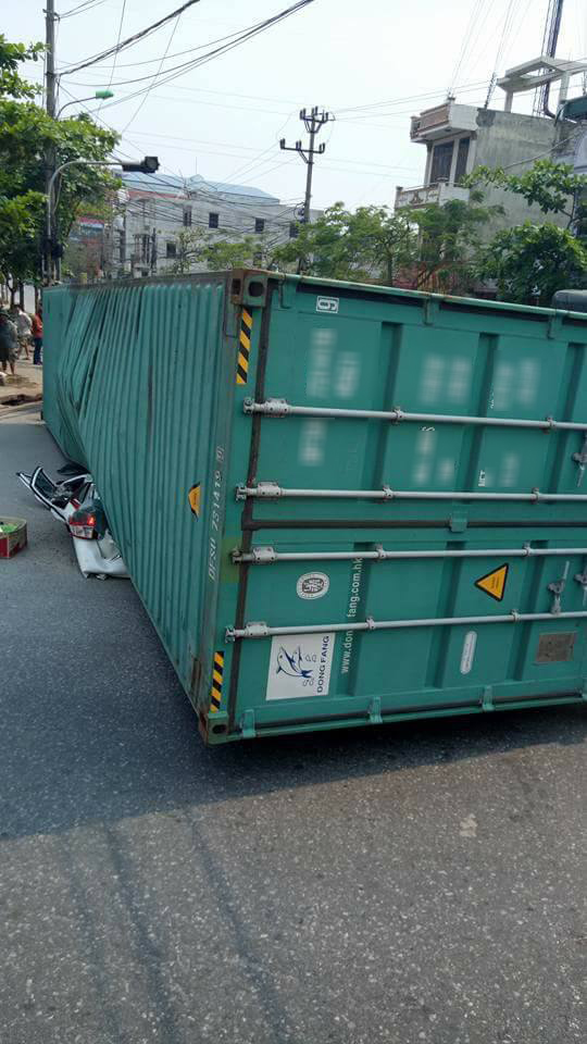 Nam Định: Xe container đổ nghiêng đè nát ô tô con, ít nhất 2 người tử vong - Ảnh 2.