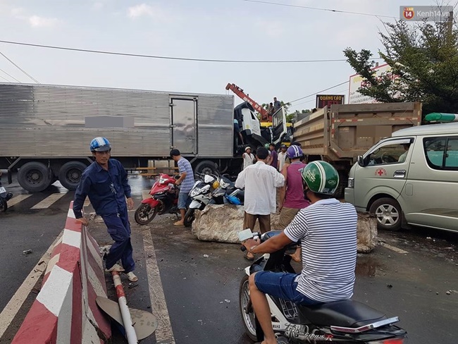 Tránh 2 bà cháu sang đường, xe tải tông trực diện vào xe ben khiến nhiều người bị thương - Ảnh 3.