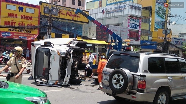 Xe chở bia lật nghiêng trên đường phố Sài Gòn sau khi ủi bay dải phân cách, đôi nam nữ nhập viện - Ảnh 2.