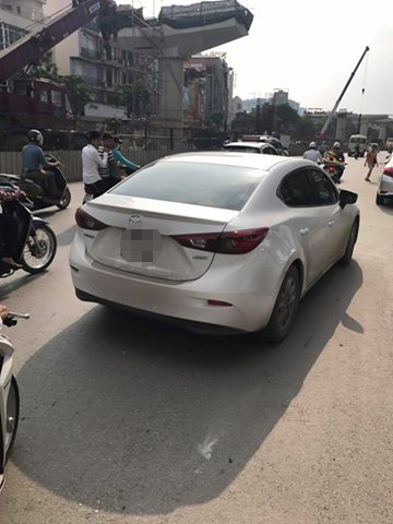 Va chạm xe, người đàn ông đi ô tô ném chìa khoá của người phụ nữ đi xe máy vào công trường - Ảnh 3.