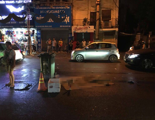 Hà Nội: Ngã xuống đường sau va chạm, bà cụ bị xe chở rác cán tử vong tại chỗ - Ảnh 1.
