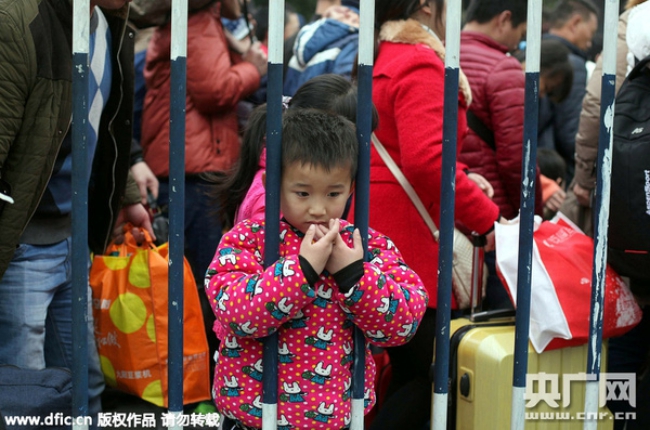 Những hình ảnh chen chúc kinh hoàng trong đợt di cư về quê ăn Tết ở Trung Quốc - Ảnh 17.