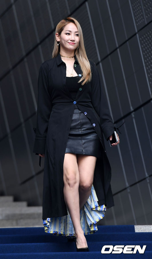 Seoul Fashion Week ngày 2: Tiffany và Seohyun lộng lẫy bao nhiêu, Hyoyeon lại bị stylist dìm hàng bấy nhiêu - Ảnh 18.