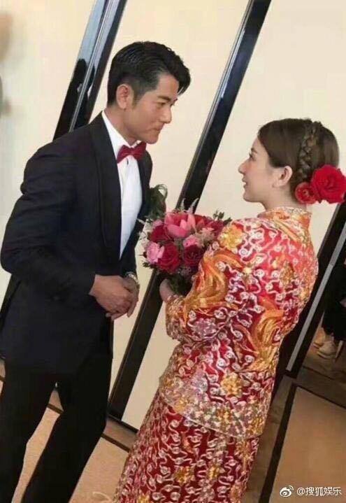 Cuối cùng cô dâu hotgirl đã xuất hiện, Quách Phú Thành nghẹn ngào xúc động trong hôn lễ - Ảnh 3.