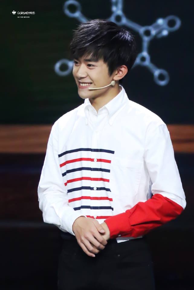 Vẻ ngượng ngùng của Dịch Dương Thiên Tỉ (TFBoys) khi phải quàng vai bạn nữ khiến các fan thích thú - Ảnh 6.