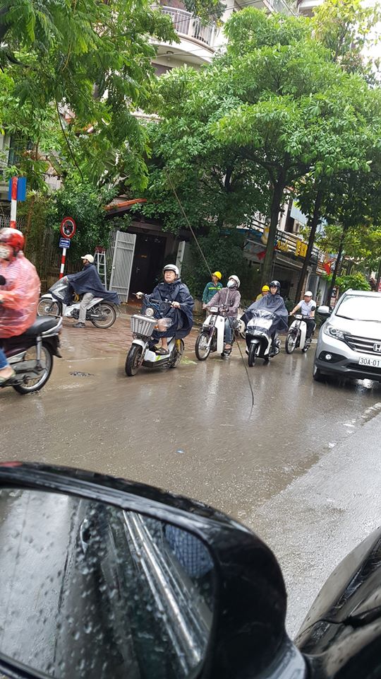 Hà Nội: Thanh sắt rơi từ tòa chung cư đang xây xuống cắm thẳng vào nền đường sau cơn mưa lớn sáng nay - Ảnh 1.