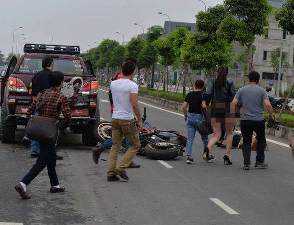 Hà Nội: Đâm vào đuôi xe bán tải trong lúc đua xe, đôi nam nữ bị thương nặng - Ảnh 2.