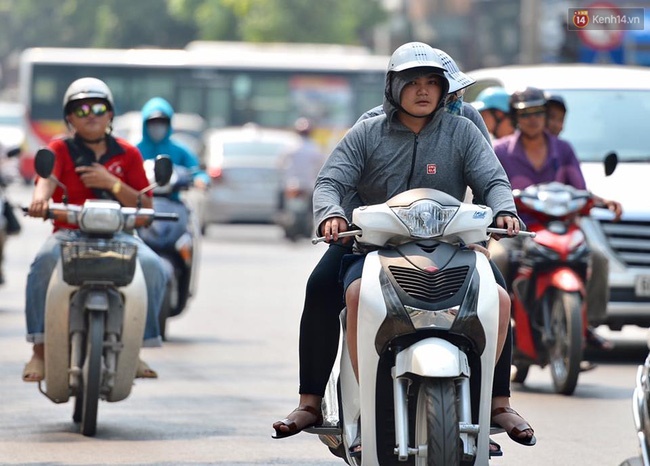 Hà Nội đang 33 độ nhưng nắng nóng, ngột ngạt như 42 độ vậy! - Ảnh 3.