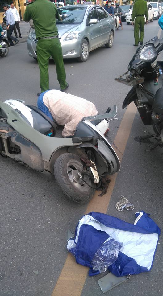 H&agrave; Nội: Xe chở r&aacute;c đ&acirc;m li&ecirc;n tiếp 2 xe m&aacute;y, 1 người bị kẹt dưới gầm xe - Ảnh 2.