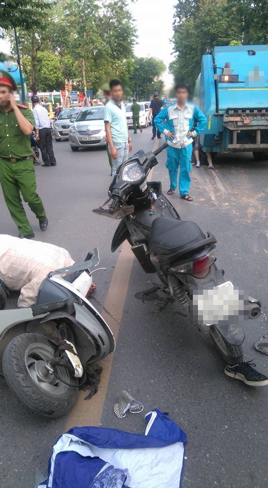 H&agrave; Nội: Xe chở r&aacute;c đ&acirc;m li&ecirc;n tiếp 2 xe m&aacute;y, 1 người bị kẹt dưới gầm xe - Ảnh 3.