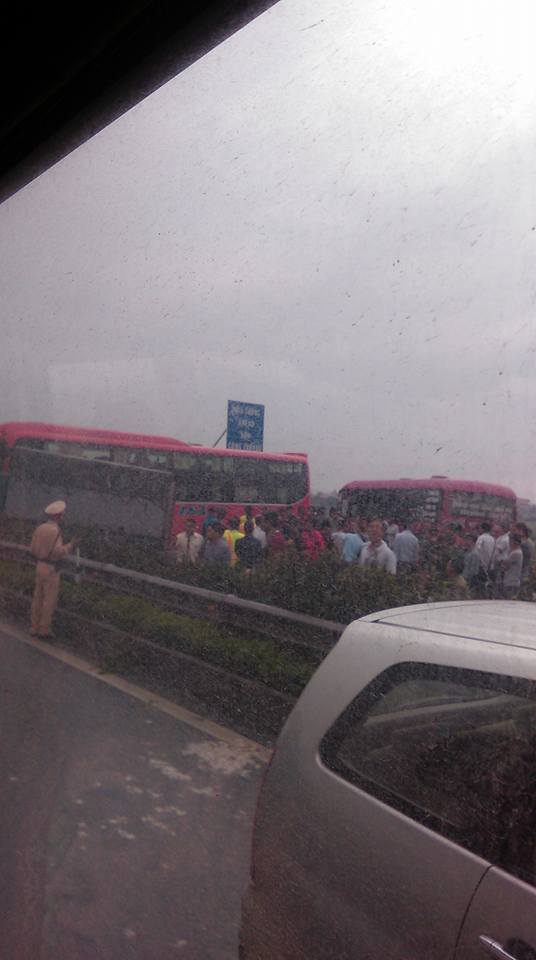 H&agrave; Nội: Tai nạn li&ecirc;n ho&agrave;n giữa 2 xe kh&aacute;ch v&agrave; xe tải l&agrave;m &ugrave;n tắc k&eacute;o d&agrave;i tr&ecirc;n cao tốc Ph&aacute;p V&acirc;n - Cầu Giẽ - Ảnh 2.