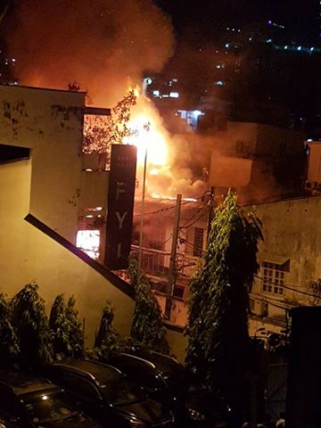 TPHCM: Khói lửa nghi ngút kèm theo tiếng nổ lớn tại căn nhà ở trung tâm quận 1 - Ảnh 1.