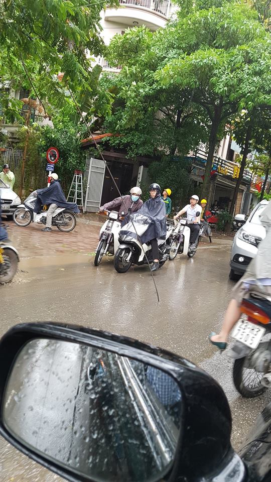 Hà Nội: Thanh sắt rơi từ tòa chung cư đang xây xuống cắm thẳng vào nền đường sau cơn mưa lớn sáng nay - Ảnh 2.